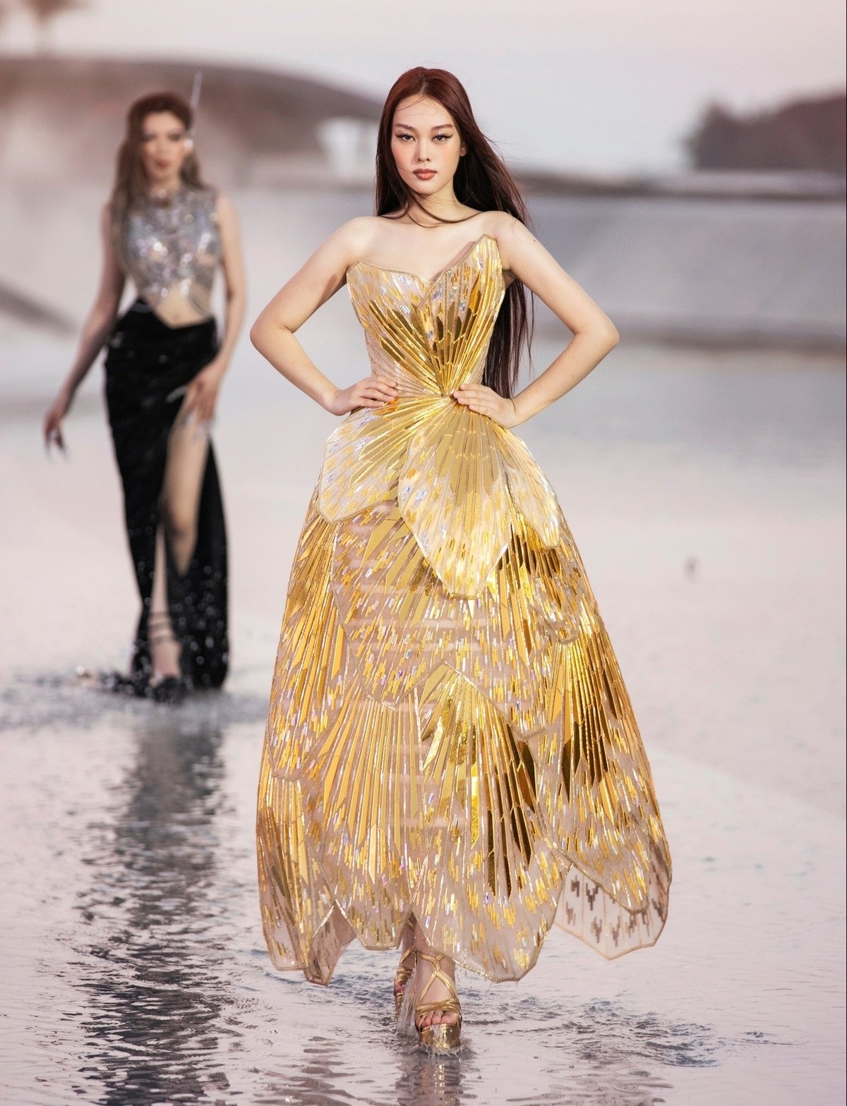 Phạm Băng Băng lộng lẫy khi diện váy của NTK Chung Thanh Phong tại Liên hoan phim Cannes - Ảnh 3